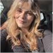 Profesora de apoyo para niños y niñas de primaria