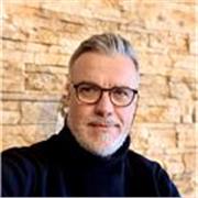 Profesor de Español para Extranjeros con capacidad para enseñar el idioma de forma dinámica y adaptada a distintos niveles.