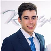 Studente universitario dà ripetizioni di economia per studenti di scuole superiori e università