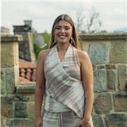 Me defino como una persona cercana y confiable. Doy clases a infantil y primaria.