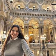 Profesora de catalán imparte clases a personas de todas las edades