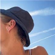 Profesor de francés imparte clases a alumnos de todas las edades