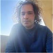 Sono laureato da poco. Ho frequentato per molti anni la vita lavorativa e anche di svago di mio padre all'estero durante l'infanzi