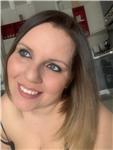 Docente di scuola secondaria di primo grado impartisce lezioni, aiutando gli alunni ad apprendere una corretta metodologia di studio