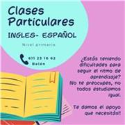 Profesora de inglés importate clase de ayuda escolar para niños y niñas de primaria
