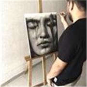 Artista autodidacta, especializado en dibujo tradicional con técnicas de carbón y grafito. 