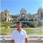 Entrenador personal, titulado en ciencias de la actividad física y del deporte.