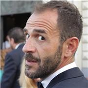 Docente qualificato e abilitato all'insegnamento della lingua inglese con esperienza comprovata nel sistema scolastico italiano.