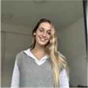 Profesora sin título pero con 10 años de experiencia en cursos y trabajando en obras de teatro.
