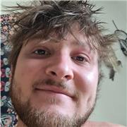 Professeur d'anglais aide les élèves a progresser