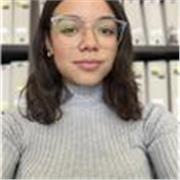 Profesora de que imparte clases para niños de primaria, asignaturas como lengua (valenciana o castellana), inglés y ciencias