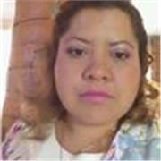 Maestra imparte clase en los 6 niveles de primaria