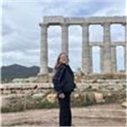 Profesora de inglés para primaria. Tengo el certificado B2 de Cambridge pero he cursado hasta el C1. Solo hago clases online