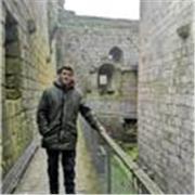 Licenciado en Filología Inglesa y cualificado con un Máster de Profesorado se ofrece a dar clases de español para extranjeros