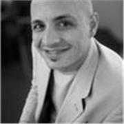 Ciao, sono un Designer professionista con Laurea magistrale in Industrial e Communication Design ed esperienza decennale.