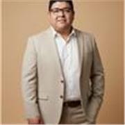 Maestro en español dando clase en línea