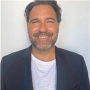 Profesor de francés nativo nómada y mas de 20 años de experiencia en la industria del deportes.