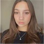 studentessa universitaria disponibile per aiuto compiti