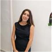 Alumna universitaria imparte clases de refuerzo de forma presencial y online. 