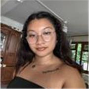 Je suis étudiante en llcer anglais et je sais parler 4 langues couramment.