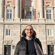 Laureato in Filologia Moderna con 110 e Lode e diplomato al Liceo Classico propone lezioni di italiano e latino