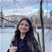 eine erfahrene Türkischlehrerin, die Kinder und Erwachsene in Türkisch unterrichtet