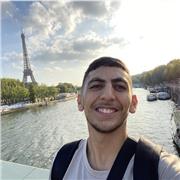 Etudiant dévoué et passionné offrant un soutien scolaire exceptionnel au lycée pour inspirer la réussite académique