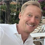 Profesor en Administración de empresas con más de 17 años de experiencia como empresario.