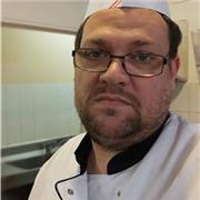 Cours de cuisine et démonstrations aux apprenants