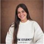 me defino como una persona simpatica y empatica, organizada y comprometida con lo que hago. Me encantan los niños y enseñarles.