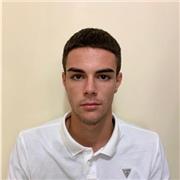 Studente universitario al secondo anno di Economia presso l’università di Bergamo fornisce un aiuto agli studenti/bambini che ne possiedo il bisogno