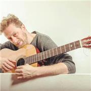 Profesor dicta clases a niñas y niños de todas las edades