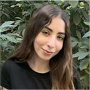 Profesora de inglés imparte clases a niños de primaria