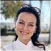 Tengo mucha experiencia laboral en empresas globales, trabajando sobre todo en inglés. Doy clases a estudiantes/profesionales para