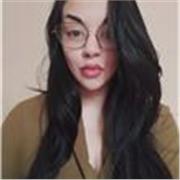 Profesora de literatura imparte clases a niños de todas las edades