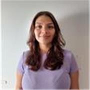 Estudiante de nivel superior prepara clases para nivel secundario