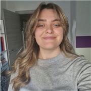 Studentessa universitaria che insegna la lingua italiana per gli stranieri, lingua inglese, e lingua e cultura coreana e cinese