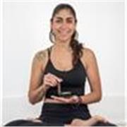 Maestra de yoga con enfoque a la reducción de ansiedad