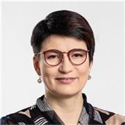 Nauczycielka prowadzi lekcje malarstwa dla dzieci i młodzieży
