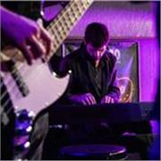 si googleas Javi Pérez bajo/contrabajo o buscas javi_dondebass comprobarás que tengo una sólida experiencia como músico y docente