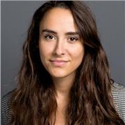 Me defino como una profesora de francés entusiasta y comprometida con la enseñanza. 
Gracias a mi sólida formación en marketing y comunicación, tengo la capacidad de transmitir los conocimientos de la lengua francesa de manera efectiva y adaptada a las ne