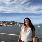 Chica joven que lleva mucho tiempo de su vida jugando voleibol y que se considera con buena técnica para enseñar. 