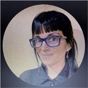 Docente de nivel primario brinda clases virtuales de apoyo escolar