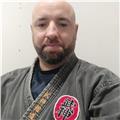 Profesor federado da clases de defensa personal y artes marciales
