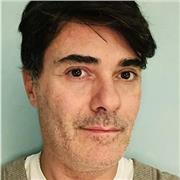 Insegnante di lettere impartisce lezioni agli studenti di secondaria di primo grado