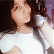 Profesora de ingles que imparte clases a niños de primaria