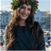 Diplomata al liceo linguistico, laurea in lingue e culture per il turismo e la mediazione internazionale con il massimo dei voti