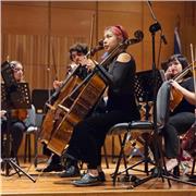 Profesora de Música: Canto, piano, guitarra, violoncello. Desde los 6 años