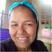 Profesor de cocina imparte clases a personas de todas las edades