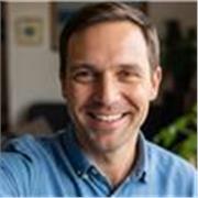 Me defino como instructor técnico especializado en Revit (BIM), con enfoque práctico y orientado a resultados reales de proyecto.
